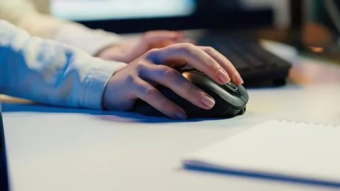 Person using a black computer mouse on desk Foto stock