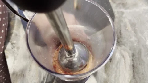 A person is using a blender to make a drink 库存影片 279299169