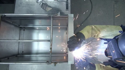Person using a blowtorch on a factory Vídeos de archivo 75167341