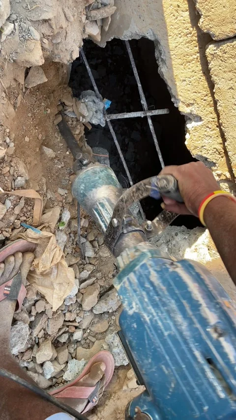 A person using drill machine for heavy work Vídeos de archivo 167516178