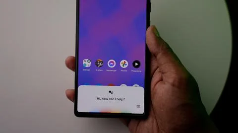 A person using google assistant on the new pixel phone with vibrant display Foto stock