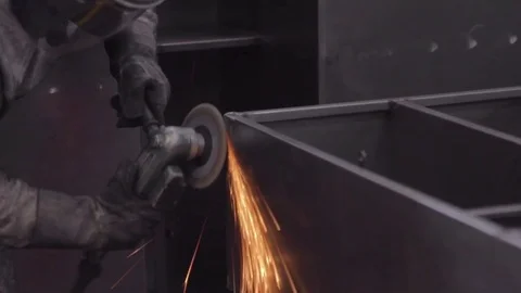 Person using a grinder on a factory Vídeos de archivo 75167450