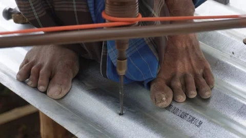 Person using a hand drill Vidéo 332581266