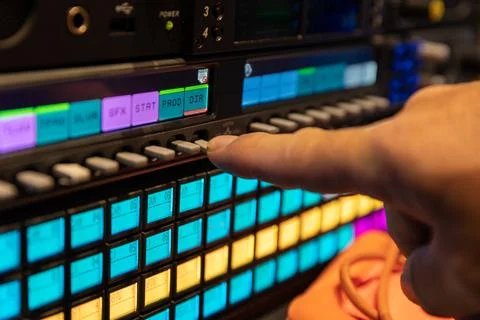 Person using an intercom panel to communicate during a live event, shallow fo Foto stock