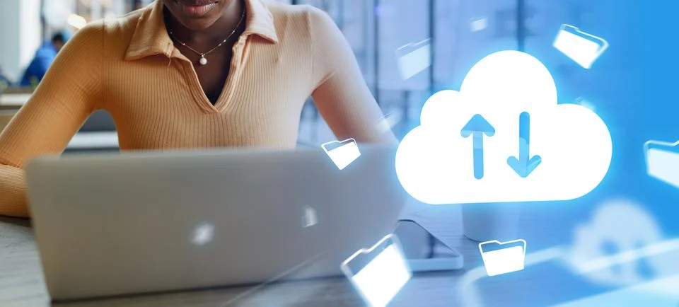 Person using laptop for cloud storage and file transfer in a modern workspa.. Foto stock