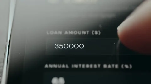 Person using a loan calculator to estimate monthly payments Vídeo Stock 332508929