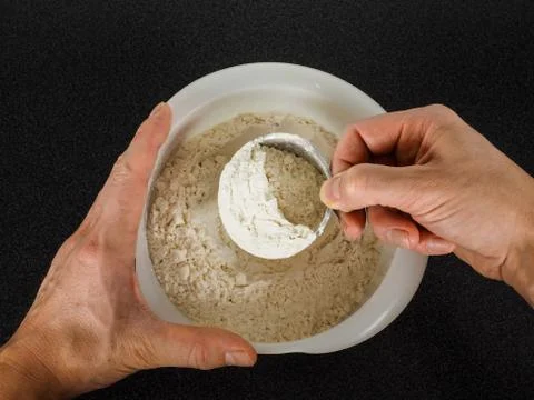 Person using a measuring flour Stock-Fotos