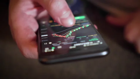 Person using smartphone to analyze cryptocurrency market data Vidéo 328286249