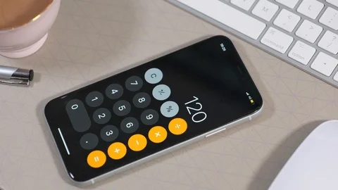 Person using a smartphone calculator Vídeo Stock 124097098
