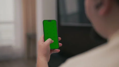 Person using a smartphone with green screen Vídeo Stock 331529435