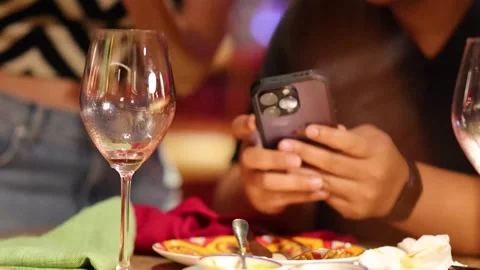 Person Using Smartphone at Restaurant Table in Bangkok 库存影片 319614116
