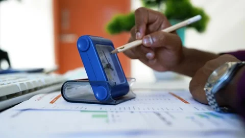Person using a stylus on a handheld electronic device, Close-up of a person.. Vídeo Stock 346462843