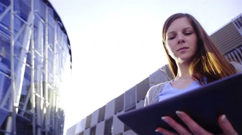 Person using tablet outside in business complex 4K Vidéo 49838878