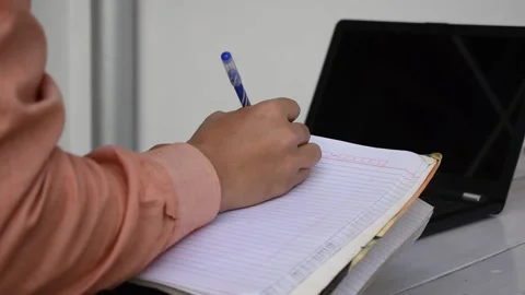 Person Using Video Conferencing technology in kitchen for video call Vidéo 130682051