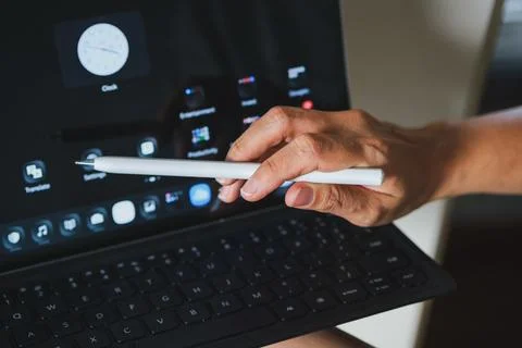 Person Using White Stylus Pen on Tablet with Keyboard Case Stock-Fotos