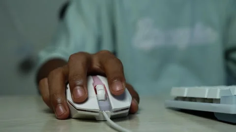 Person using wired computer mouse at desk, Close-up of a person using a wir.. Vidéo 345119220