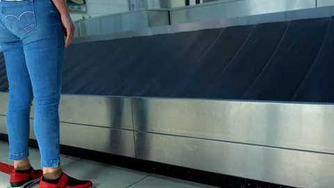 Person waiting for baggage at a carousel Video stock 108097891