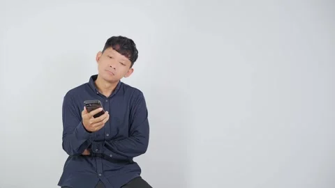Person Waiting for Reply While Checking Smartphone Vídeo Stock 344830918