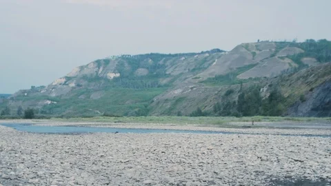 Person walking alongside a large river, northern British Columbia. Vidéo 88628567