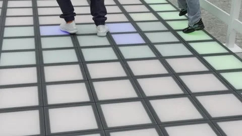 A person is walking on a floor with a pattern of squares Vidéo 282297220