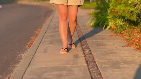 Person Walking on Sidewalk in Summer Vidéo 340478786