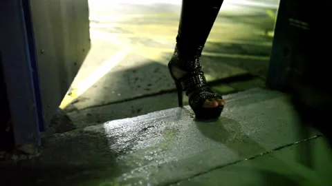 Person walking through the door Video stock 293956843