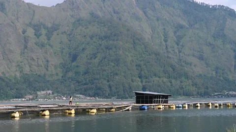 Person walks on floating platform at Danau Batur Vidéo 339089524