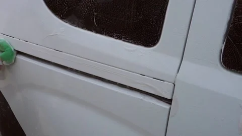 A person washes his car manually with a sponge, Video stock 187100746