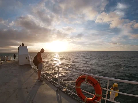 Person Watching Sunset from Ferry Deck  (2th dec 2025) 库存影片 343474318