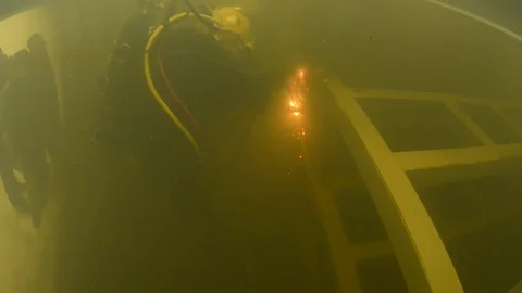 A person welding structure under the water Video stock 99837476