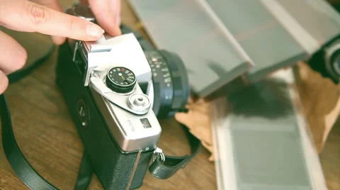 Person who explain and teach how old vintage retro film camera works Stock-Footage 56072653