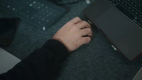Person working at desk using a wireless mouse with a laptop, showing a focu.. 스톡 동영상 327664126