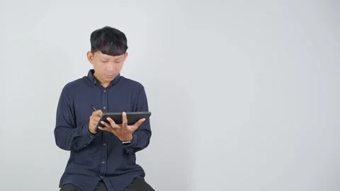 Person Writing Work Notes in Notebook Vidéo 344830916