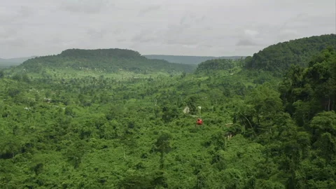 Person zip lining over the lush jungle in Cambodia 库存影片 331955643