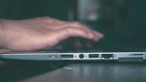 Persona utilizando una computadora, vista de cerca Stock Footage 133387360
