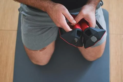 Personal trainer men hanging a push-up material for a lesson at home 스톡 사진