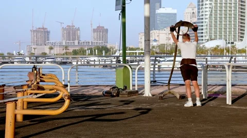 Personal trainer or coach giving functional exercise training in the open air Video stock 199693340