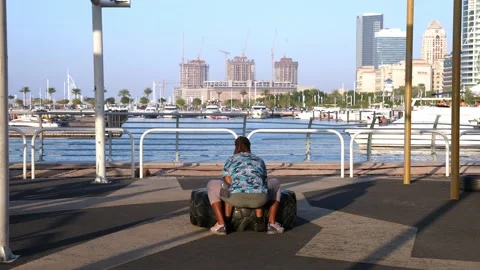 Personal trainer or coach giving functional exercise training in the open air Video stock 199694782