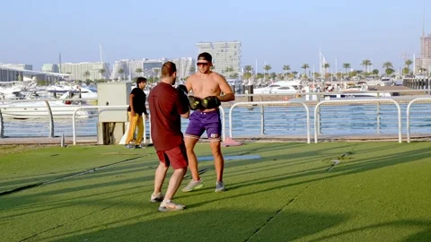 Personal trainer or coach giving functional exercise training in the open air Video stock 199696028