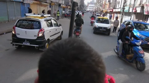 Personal view from a customer in a rickshaw moving around Kathmandu. 스톡 동영상 140718347