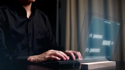 A person's hand is typing with a transparent speech bubble overlaid on top, sugg Vídeo Stock 347993132