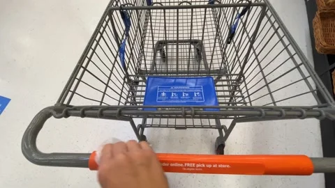 Person's hand wiping down a shopping cart with a sanitizing wipe Vídeos de archivo 135954816