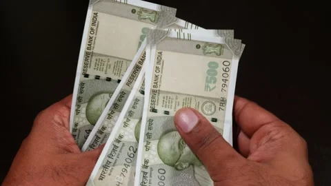 Person's hands counting crisp banknotes of Indian 500 rupee currency notes in 스톡 동영상 311563827