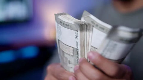 Person's hands counting crisp banknotes of Indian 500 rupee currency notes in Vidéo 319853915