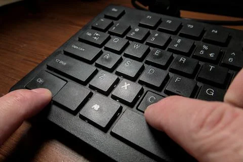 Person's hands pressing the CTRL and C keys on a keyboard Foto stock