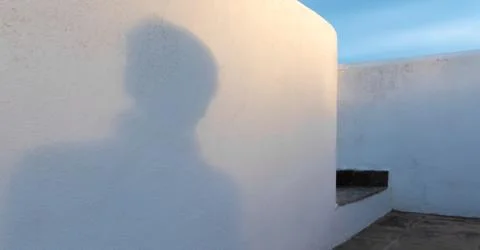 Persons shadow on a white wall with step Foto stock