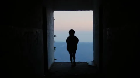 A persons silhouette contrasts with a light background 库存影片 302214348