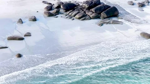 This perspective from above shows the calm dynamism of Plage de Boutrouilles. 库存影片 336929081