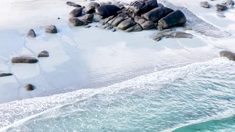 This perspective from above shows the calm dynamism of Plage de Boutrouilles. 库存影片 336929192