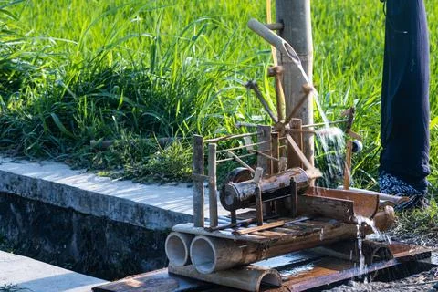 Perspective Angle Of Bamboo Water Wheel Toy Splashing Water In Small Irriga.. Fotos de archivo